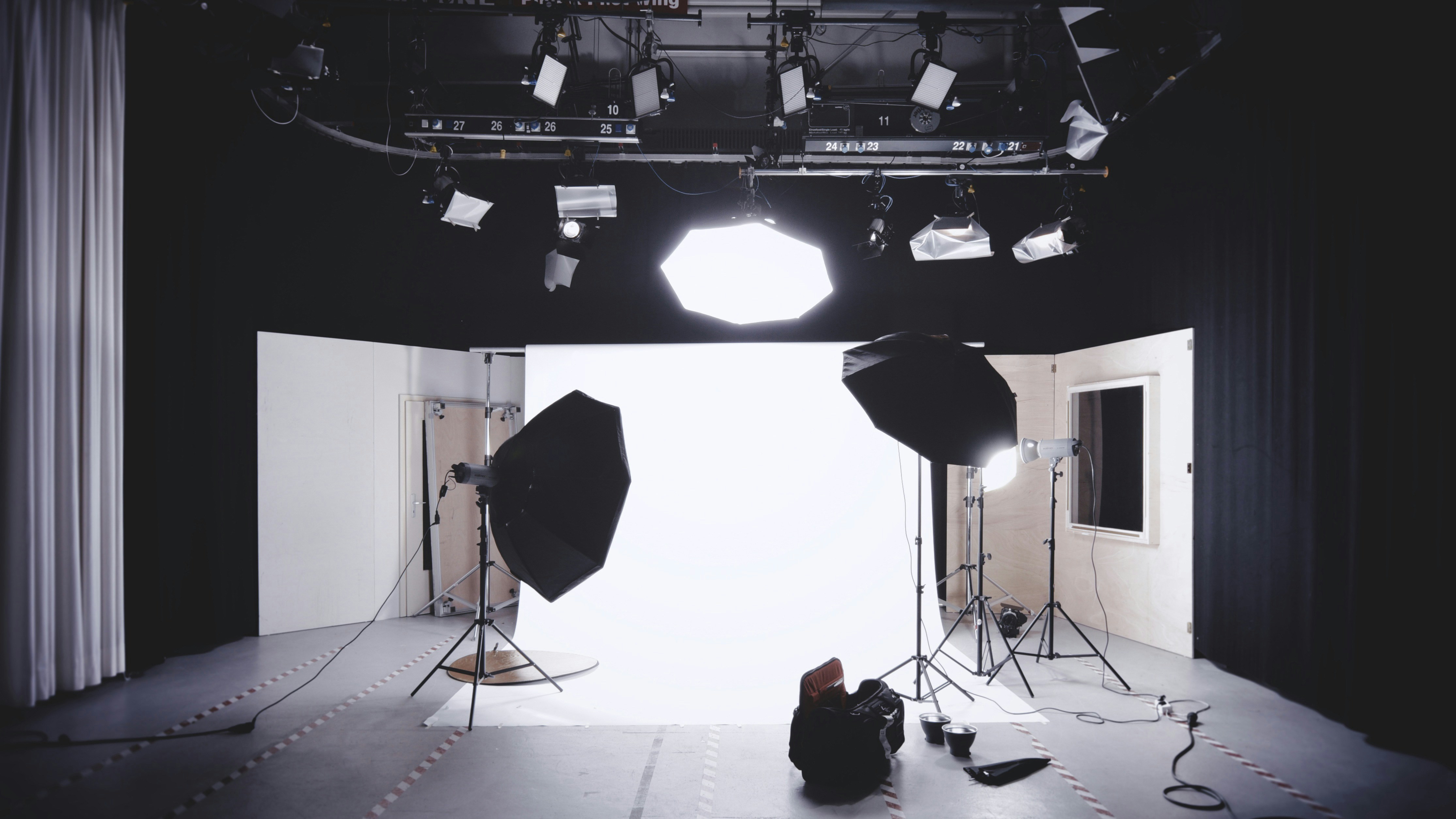 thanks to Alexander Dummer free Unsplash licence